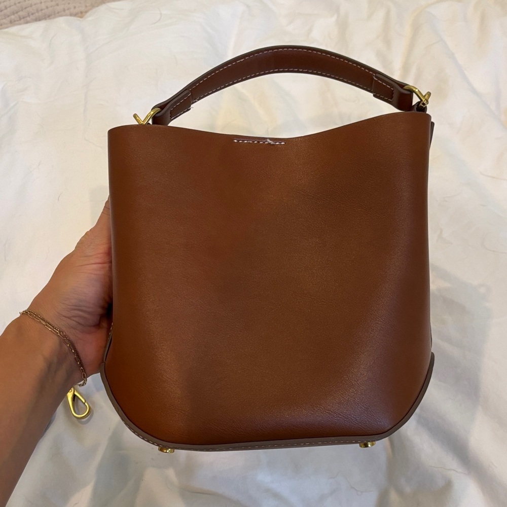 Elegant Brown Leather Handbag - Picture 4 of 6